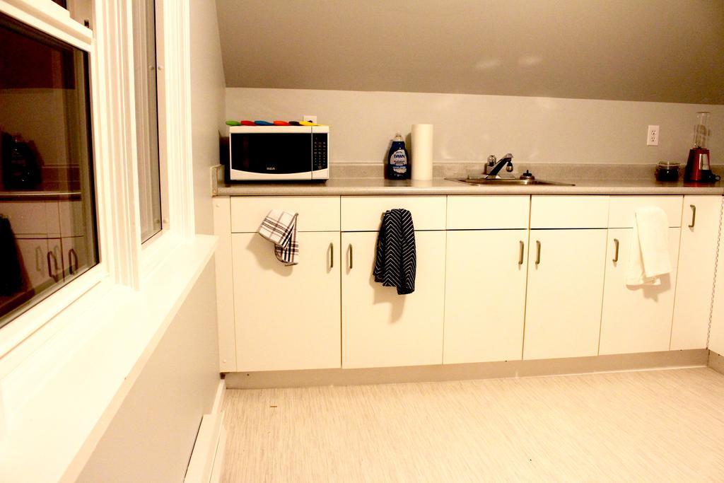Artistic Apartment Near Downtown Victoria Exterior foto